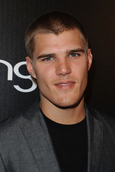 How tall is Chris Zylka?